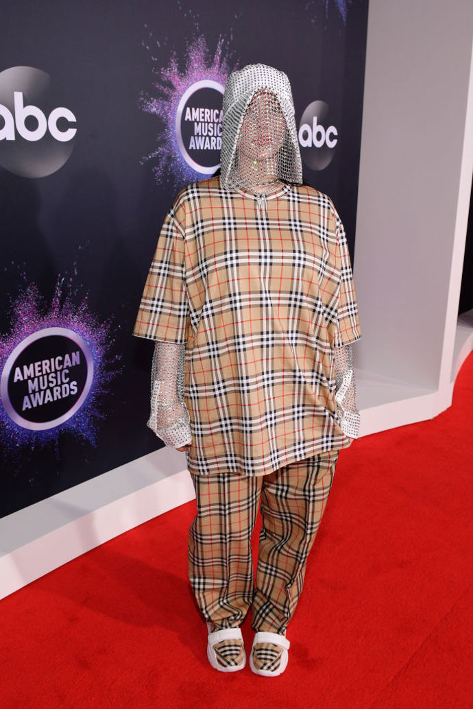Billie Eilish v outfitu Burberry se šperky Bulgari
Billie Eilish v outfitu Burberry se šperky Bulgari