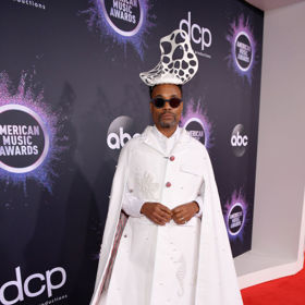 Billy Porter v outfitu Thom Browne
