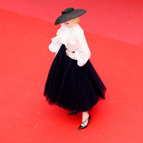 Elle Fanning na filmovém festivalu Cannes v roce 2019 v kompletu Dior Haute Couture

