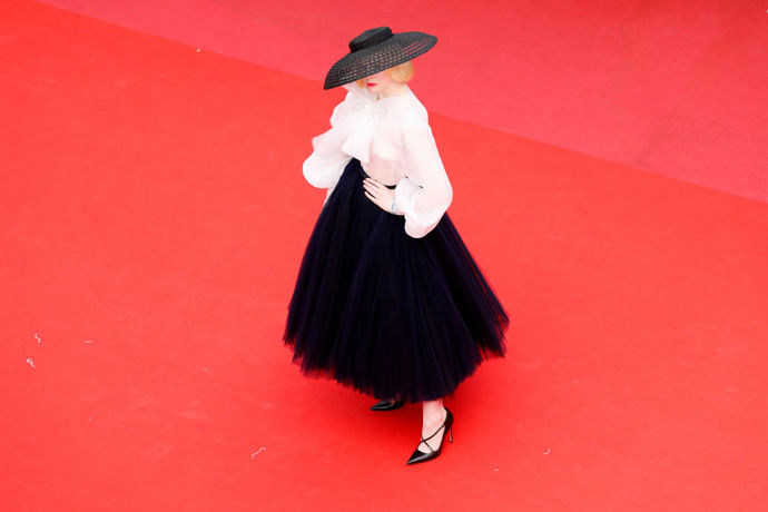 Elle Fanning na filmovém festivalu Cannes v roce 2019 v kompletu Dior Haute Couture

