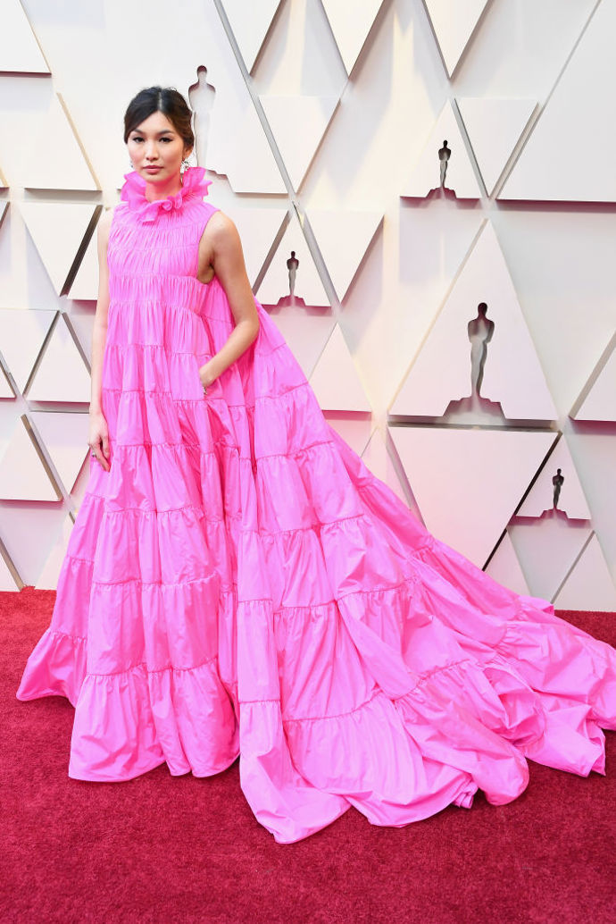Gemma Chan na udílení Oscarů v roce 2019 v šatech Valentino Haute Couture
