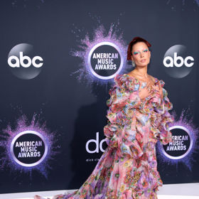 Halsey v květované róbě Marc Jacobs

