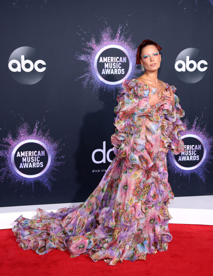 Halsey v květované róbě Marc Jacobs
Halsey v květované róbě Marc Jacobs