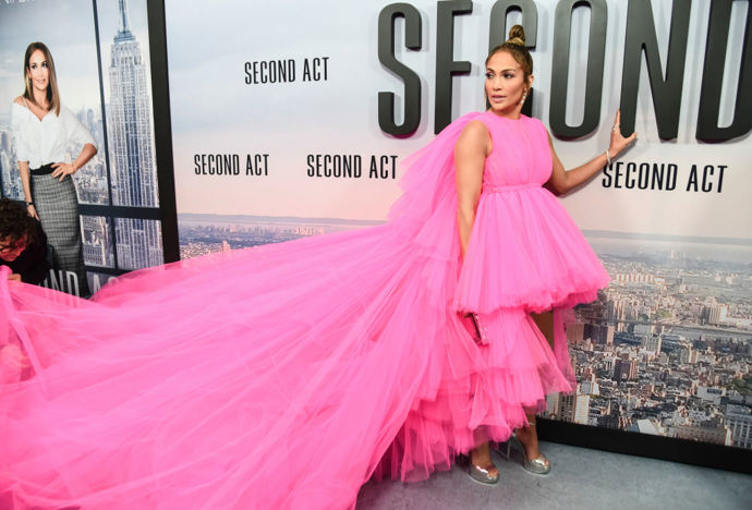 Jennifer Lopez na premiéře filmu Znovu ve hře v New Yorku v roce 2018 v šatech Giambattista Valli
