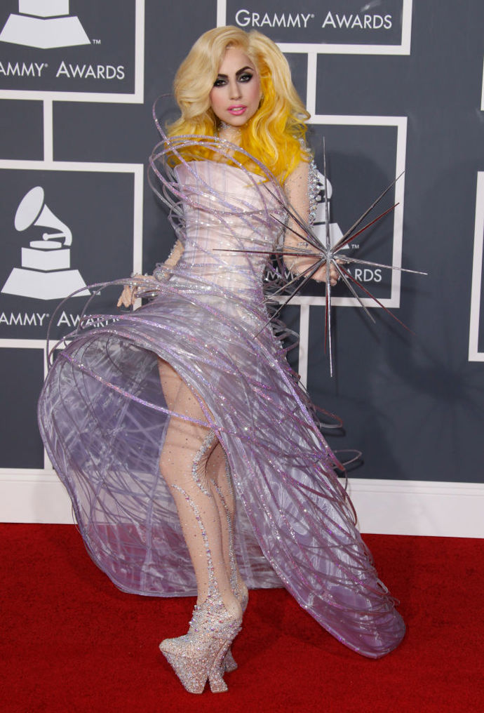 Lady Gaga na udílení cen Grammy v roce 2010 v šatech Armani Privé
