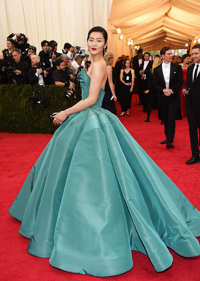 Liu Wen na Met Gala v roce 2014 v šatech Zac Posen
