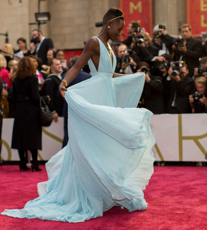 Lupita Nyong'o na udílení Oscarů v roce 2014 v šatech Prada
