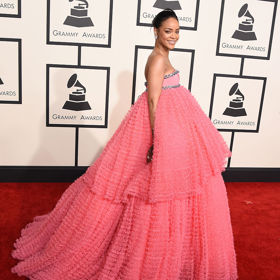 Rihanna na udílení cen Grammy v roce 2015 v šatech Giambattista Valli

