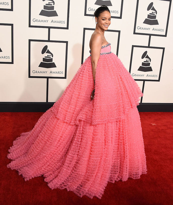 Rihanna na udílení cen Grammy v roce 2015 v šatech Giambattista Valli

