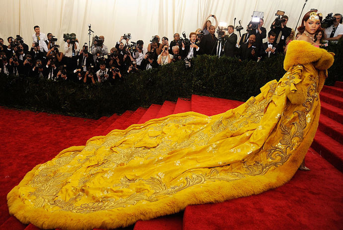 Rihanna na Met Gala v roce 2015 v šatech Guo Pei
