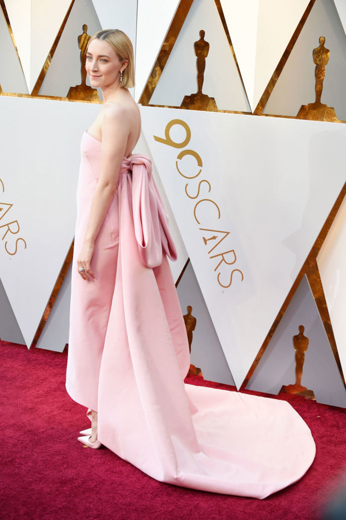 Saoirse Ronan na udílení Oscarů v roce 2018 v šatech Calvin Klein
