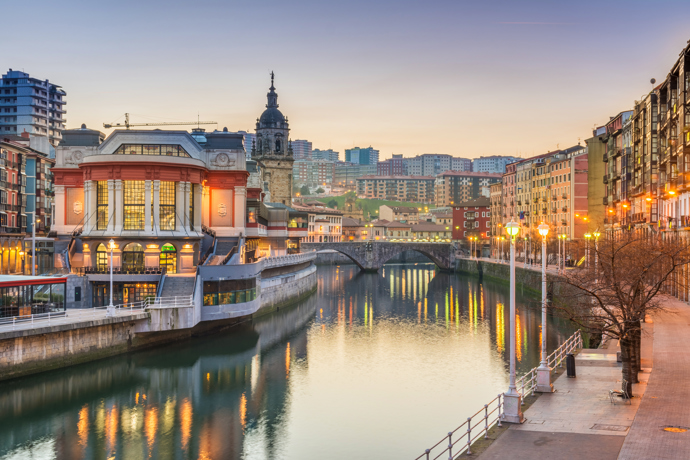 2. Bilbao, Španělsko

402% meziroční nárůst

Město je známé zejména díky Guggenheimovu muzeu, které bylo otevřeno v roce 1997. Od té doby je baskické město na vzestupu a loni dokonce získalo získalo cenu Evropské město roku. Čekají vás tu nezapomenutelná panorámata města a dechberoucí architektura.

