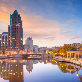 1. Milwaukee, Wisconsin, USA

729% meziroční nárůst

První místo patří městu Milwaukee. Tento historický klenot na břehu jezera Michigan nabízí úžasní bary, restaurace a kulturní památky. Město a jeho okolí je poseto cyklostezkami, a tak není divu, že mezi hosty Airbnb zažívá takový vzestup.

