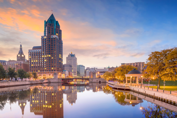 1. Milwaukee, Wisconsin, USA

729% meziroční nárůst

První místo patří městu Milwaukee. Tento historický klenot na břehu jezera Michigan nabízí úžasní bary, restaurace a kulturní památky. Město a jeho okolí je poseto cyklostezkami, a tak není divu, že mezi hosty Airbnb zažívá takový vzestup.
