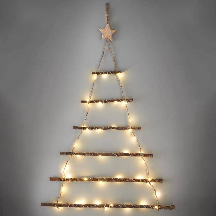 Minimalisticky pojatému interiéru bude víc než klasický přezdobený stromek, slušet jednoduchá dekorace. Světýlka samozřejmě nemohou chybět. Foto: bmstores.co.uk

