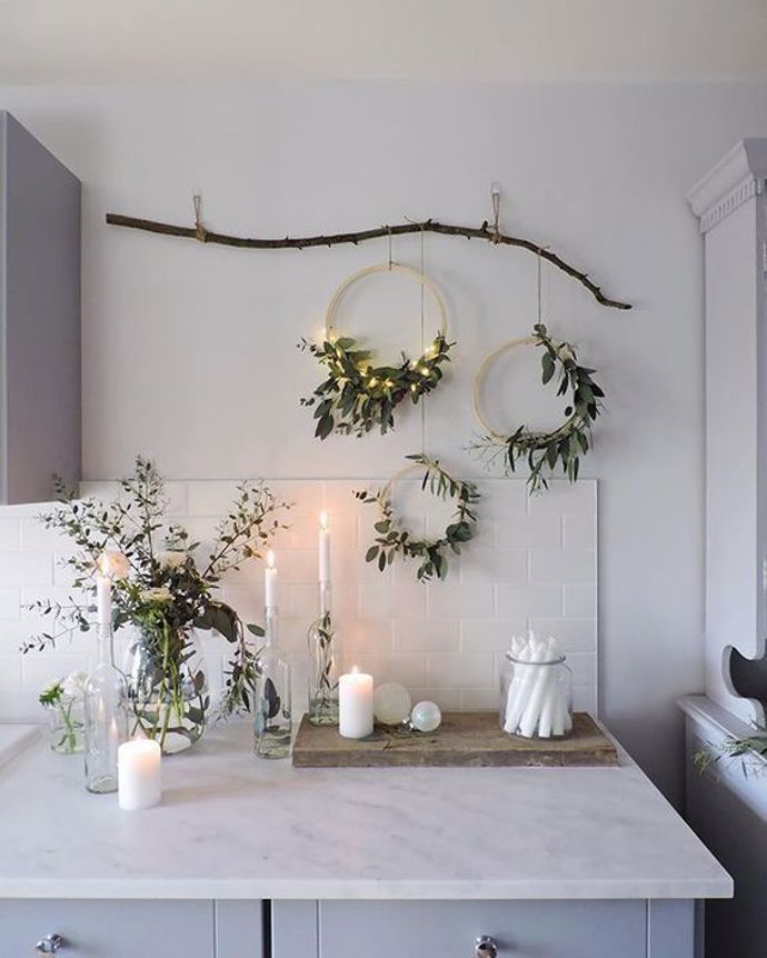 Kruhy můžete zavěsit na větev, kterou si přinesete z lesa. Nejvíc jim bude slušet březová. 
Foto: fillyourhomewithlove.com
