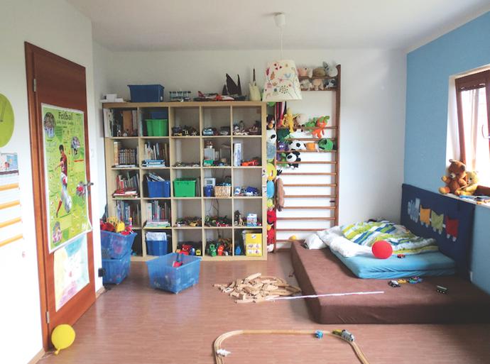 Kluci mají s tatínkem velký vláčkový projekt, pro nějž bylo potřeba najít místo. Romana ho vymyslela v šuplíku postele, jehož výška se stanovila podle finální podoby hotového díla. 
