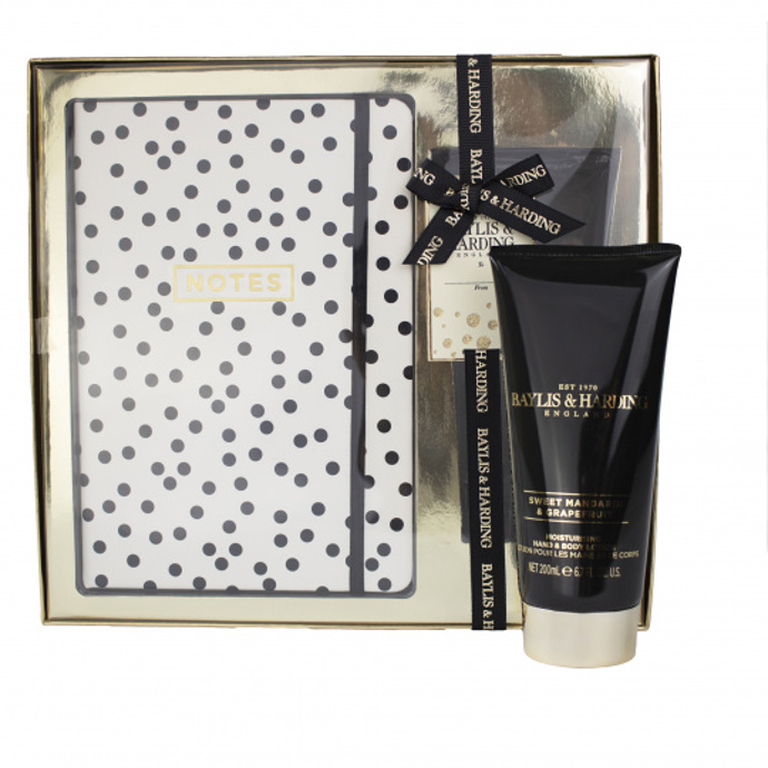 Pro snílky
Dárková sada s deníkem Chrismas - Note Book Set Baylis & Harding
Sada obsahuje vyživující tělové mléko s vůní mandarinky a grapefruitu a puntíkovaný deník.
Cena: 449 Kč, prodává Fann
Pro snílky
Dárková sada s deníkem Chrismas - Note Book Set Baylis & Harding
Sada obsahuje vyživující tělové mléko s vůní mandarinky a grapefruitu a puntíkovaný deník.
Cena: 449 Kč, prodává Fann