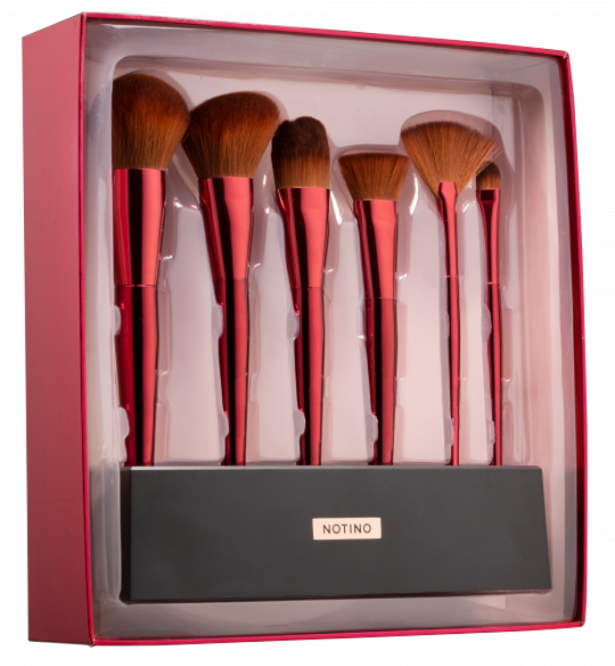 Profi výbava
Notino Elite Collection The Perfect Brush Set
Precizní make-up si žádá dokonalé nástroje. Darujte milovnicím make-upu elegantní sadu štětců v bordó provedení. Co obsahuje?
Velký plochý štětec – pro nanášení full face make-upu
Malý plochý štětec – pro nanášení korektoru
Velký štětec – pro nanášení pudru
Konturovací štětec – pro aplikaci tmavšího odstínu při konturování
Zkosený štětec – pro nanesení tvářenkyvějířovitý štětec – pro aplikaci rozjasňovače
Cena: 625 Kč, prodává Notino
Profi výbava
Notino Elite Collection The Perfect Brush Set
Precizní make-up si žádá dokonalé nástroje. Darujte milovnicím make-upu elegantní sadu štětců v bordó provedení. Co obsahuje?
Velký plochý štětec – pro nanášení full face make-upu
Malý plochý štětec – pro nanášení korektoru
Velký štětec – pro nanášení pudru
Konturovací štětec – pro aplikaci tmavšího odstínu při konturování
Zkosený štětec – pro nanesení tvářenkyvějířovitý štětec – pro aplikaci rozjasňovače
Cena: 625 Kč, prodává Notino