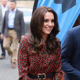 Princezna z Walesu na vánoční večírek v Londýně v roce 2016 zvolila šaty s jemným vzorem přepásané výrazným páskem.
