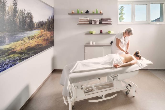 Klasická masáž celotělová v Lázních Aurora v Třeboni je zaměřená na důkladné uvolnění, při kterém dochází ke zmírnění bolesti a uvolnění svalů, zlepšení prokrvení celého těla a k urychlení svalové regenerace. Masér využívá základní masérské hmaty jako je tření, vytírání, roztírání, hnětení, tepání a chvění. Masáž je prováděna masážním olejem. Délka procedury: 50 minut
