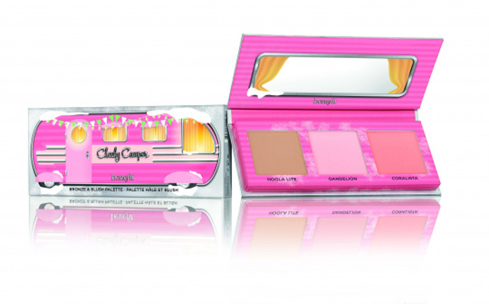 Paletka minitvářenek Cheeky Camper od Benefit Cosmetics
Krásná paletka potěší každou mladou slečnu! Obsahuje bronzující pudr Hoola Lite, rozjasňující pudr na obličej Dandelion a korálovou pudrovou tvářenku.
Cena: 890 Kč, prodává Sephora
Paletka minitvářenek Cheeky Camper od Benefit Cosmetics
Krásná paletka potěší každou mladou slečnu! Obsahuje bronzující pudr Hoola Lite, rozjasňující pudr na obličej Dandelion a korálovou pudrovou tvářenku.
Cena: 890 Kč, prodává Sephora
