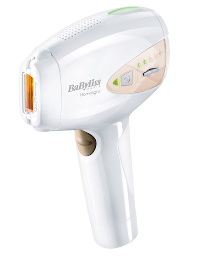 Ženy jistě potěší nový IPL epilátor G947E BaByliss Paris, který je lehký, a přitom vysoce účinný na všech pěti fototypech pokožky. Využívá intenzivní pulsní světlo a výkonná lampa má životnost až 300 000 záblesků. Při pravidelném používání za tři měsíce doslova zničí až 90 % chloupků. Epilaci nohou zvládnete za 10 minut, bikin za 2 minuty a na podpaží postačí pouhá 1 minuta. Součástí balení je také nástavec určený na obličej, bradu a horní ret (4 790 Kč). 

