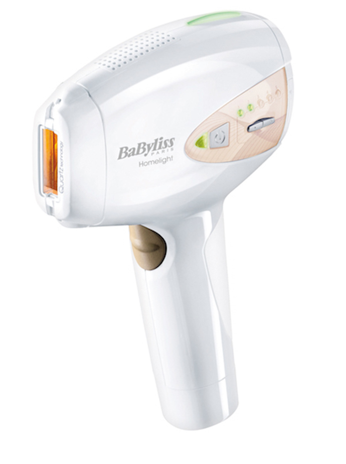 Ženy jistě potěší nový IPL epilátor G947E BaByliss Paris, který je lehký, a přitom vysoce účinný na všech pěti fototypech pokožky. Využívá intenzivní pulsní světlo a výkonná lampa má životnost až 300 000 záblesků. Při pravidelném používání za tři měsíce doslova zničí až 90 % chloupků. Epilaci nohou zvládnete za 10 minut, bikin za 2 minuty a na podpaží postačí pouhá 1 minuta. Součástí balení je také nástavec určený na obličej, bradu a horní ret (4 790 Kč). 
