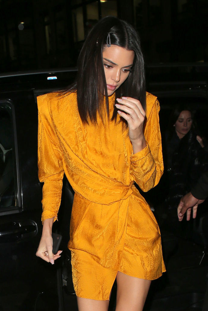 Výrazné barvy brunetám sluší, pokud máte stejně tmavé vlasy jako Kendall Jenner, můžete si rozhodně dovolit i zářivou žlutou
