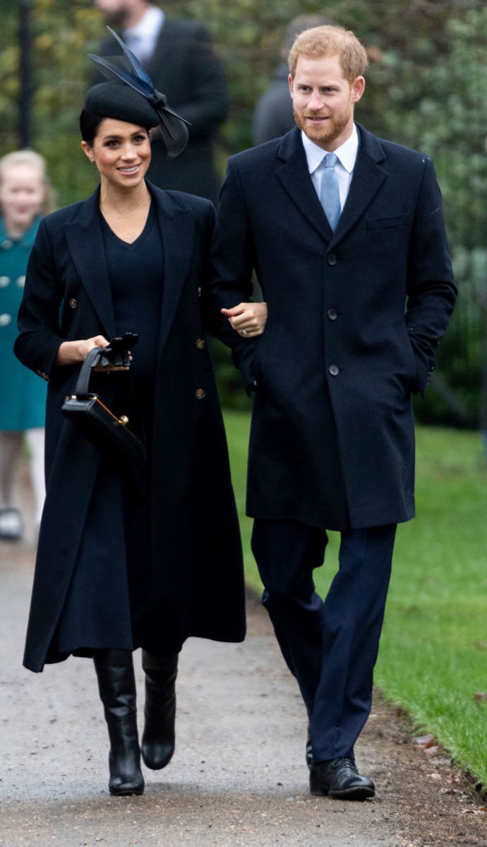 Meghan na Vánoce 2018 zvolila klasickou černou.
