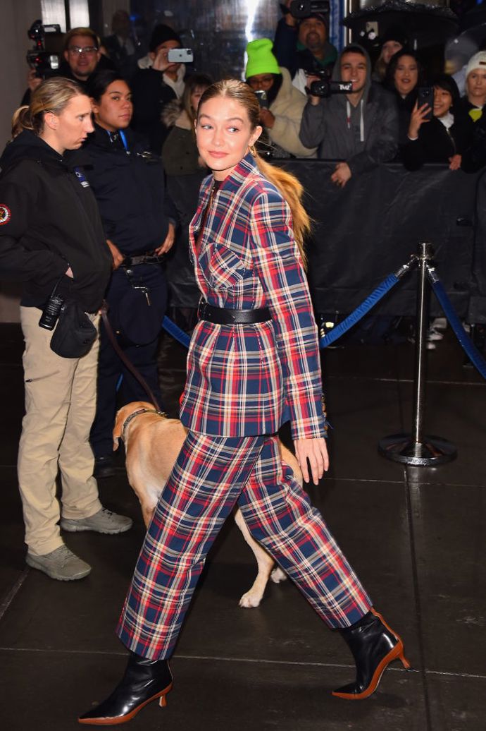 Na večírek můžete vyrazit i v tartanovém obleku jako Gigi Hadid
