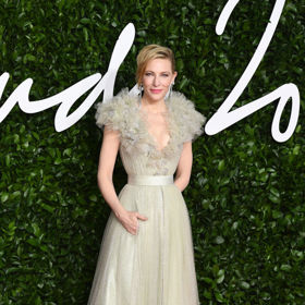 Cate Blanchett v šatech Armani a botách Rupert Sanderson
