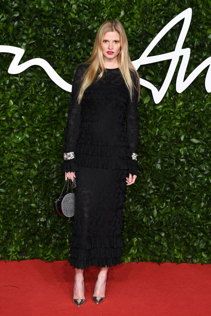 Lara Stone v šatech Chanel a botách Rupert Sanderson
Lara Stone v šatech Chanel a botách Rupert Sanderson