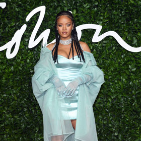 Rihanna v kompletu své značky Fenty
