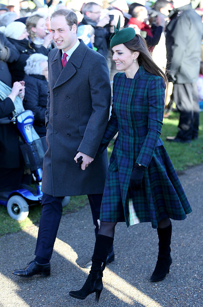 Na Vánoce v roce 2013 oblékla princezna z Walesu zelenomodrý tartanový kabát od své oblíbené značky Alexander McQueen se semišovými kozačkami na podpatku.
