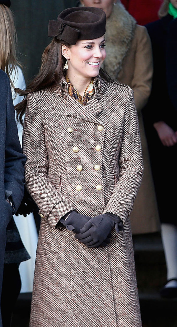 Princezna Kate na Vánoce v roce 2014 čekala princeznu Charlotte a v tvídovém kabátu ukázala, že jí velmi sluší hnědé tóny.
