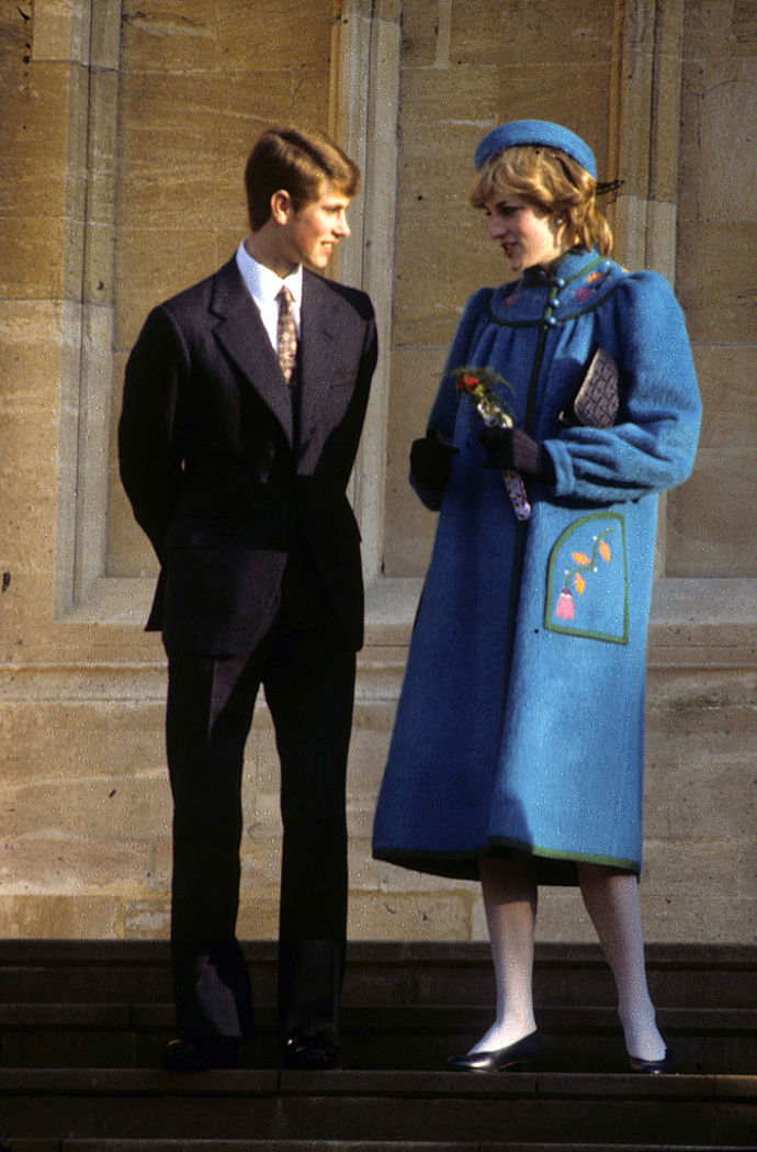 Na Vánoce roku 1981, když princezna Diana čekala prince Williama, oblékla modrý kabát s květinovými výšivkami a sladěný klobouček.
