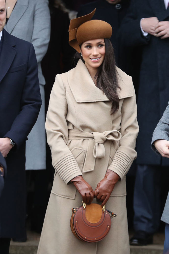 První Vánoce s královskou rodinou a poslední Vánoce coby Meghan Markle oblékla dnes už vévodkyně ze Sussexu krémový zavinovací kabát od značky Sentaler.
