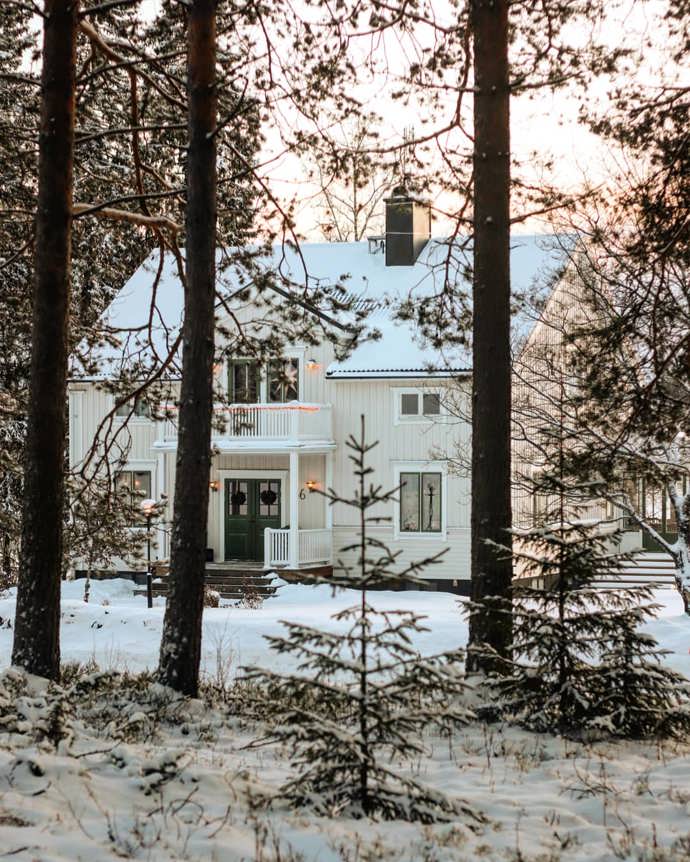 Lundgrenovi se rozhodli repasovat původní okna a dveře, takže i přes velké opravy zůstala dobová atmosféra domu zachovaná. 

