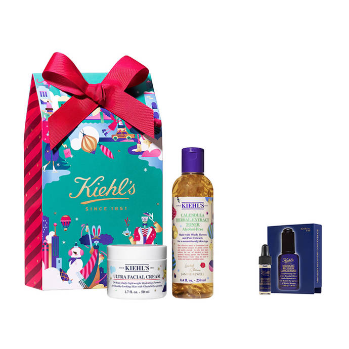 Krásný vánoční set si připravila i značka Kiehl's. V balíčku je jemné čistící a zklidňující tonikum Calendula Herbal Extract Alcohol-Free Toner vhodné pro normální až mastnou pleť, hydratační pleťový krém Ultra Facial Cream a jako bonus noční olejové sérum Midnight Recovery Concentrate deluxe miniatura (1810 Kč).
Krásný vánoční set si připravila i značka Kiehl's. V balíčku je jemné čistící a zklidňující tonikum Calendula Herbal Extract Alcohol-Free Toner vhodné pro normální až mastnou pleť, hydratační pleťový krém Ultra Facial Cream a jako bonus noční olejové sérum Midnight Recovery Concentrate deluxe miniatura (1810 Kč). 