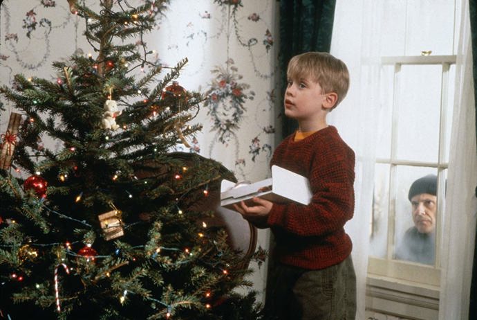 Sám doma
Tenhle film nás provází už od dětství a kdo si tehdy taky trochu nepředstavoval, že by na něj rodiče zapomněli a měl celý dům sám pro sebe...? „Mám pocit, že jsme doma nechali něco důležitého,“ sdělí paní McCallisterová manželovi na palubě letadla směřujícího přes Atlantik do Paříže. To ještě netuší, že to co doma zapomněli je nejmladší člen jejich početné rodiny, Kevin. Tak začíná nejúspěšnější film roku 1990, vánoční komedie o zapomenutém synkovi a dvou nešikovných lupičích. Kevin vůbec nepropadne panice, právě naopak. Konečně může dělat všechno to, co jinak nemůže.
Sám doma
Tenhle film nás provází už od dětství a kdo si tehdy taky trochu nepředstavoval, že by na něj rodiče zapomněli a měl celý dům sám pro sebe...? „Mám pocit, že jsme doma nechali něco důležitého,“ sdělí paní McCallisterová manželovi na palubě letadla směřujícího přes Atlantik do Paříže. To ještě netuší, že to co doma zapomněli je nejmladší člen jejich početné rodiny, Kevin. Tak začíná nejúspěšnější film roku 1990, vánoční komedie o zapomenutém synkovi a dvou nešikovných lupičích. Kevin vůbec nepropadne panice, právě naopak. Konečně může dělat všechno to, co jinak nemůže.