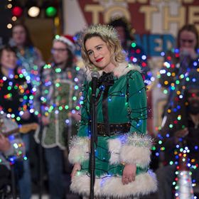 Last Christmas
Kdyby Bridget Jonesová hledala ještě větší zoufalku, než je ona sama, v Kate (Emilia Clarke) by se určitě trefila do černého. Ta holka sice vypadá jako roztomilý diblík, ale ve skutečnosti je magnetem na špatná rozhodnutí všeho druhu – nerozumí si s vlastní rodinou, nevyzná se sama v sobě, neumí si najít normálního chlapa a navíc pracuje v obchodě s vánočními potřebami. To se pozná tak, že chodí v asexuálním skřítkovském kostýmku, neustále cinká rolničkou a v hlavě jí pořád jede vánoční hit George Michaela „Last Christmas“. Přitom přesně před rokem balancovala mezi životem a smrtí, když podstoupila velmi komplikovanou operaci. Jeden by řekl, že si té „druhé šance“ bude víc vážit, ale Kate je evidentně všechno fuk. Pak ale potká Toma, trochu záhadného mladíka, který se jí čím dál víc začne plést do cesty a do života. A i když je Kate odhodlaná pokračovat ve svém dosavadním stylu života, vlivem tohohle kluka, vánoční atmosféry a magického Londýna začne její předčasně okoralé srdce velmi rychle tát.
Last Christmas
Kdyby Bridget Jonesová hledala ještě větší zoufalku, než je ona sama, v Kate (Emilia Clarke) by se určitě trefila do černého. Ta holka sice vypadá jako roztomilý diblík, ale ve skutečnosti je magnetem na špatná rozhodnutí všeho druhu – nerozumí si s vlastní rodinou, nevyzná se sama v sobě, neumí si najít normálního chlapa a navíc pracuje v obchodě s vánočními potřebami. To se pozná tak, že chodí v asexuálním skřítkovském kostýmku, neustále cinká rolničkou a v hlavě jí pořád jede vánoční hit George Michaela „Last Christmas“. Přitom přesně před rokem balancovala mezi životem a smrtí, když podstoupila velmi komplikovanou operaci. Jeden by řekl, že si té „druhé šance“ bude víc vážit, ale Kate je evidentně všechno fuk. Pak ale potká Toma, trochu záhadného mladíka, který se jí čím dál víc začne plést do cesty a do života. A i když je Kate odhodlaná pokračovat ve svém dosavadním stylu života, vlivem tohohle kluka, vánoční atmosféry a magického Londýna začne její předčasně okoralé srdce velmi rychle tát.