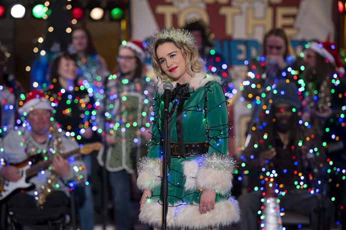 Last Christmas
Kdyby Bridget Jonesová hledala ještě větší zoufalku, než je ona sama, v Kate (Emilia Clarke) by se určitě trefila do černého. Ta holka sice vypadá jako roztomilý diblík, ale ve skutečnosti je magnetem na špatná rozhodnutí všeho druhu – nerozumí si s vlastní rodinou, nevyzná se sama v sobě, neumí si najít normálního chlapa a navíc pracuje v obchodě s vánočními potřebami. To se pozná tak, že chodí v asexuálním skřítkovském kostýmku, neustále cinká rolničkou a v hlavě jí pořád jede vánoční hit George Michaela „Last Christmas“. Přitom přesně před rokem balancovala mezi životem a smrtí, když podstoupila velmi komplikovanou operaci. Jeden by řekl, že si té „druhé šance“ bude víc vážit, ale Kate je evidentně všechno fuk. Pak ale potká Toma, trochu záhadného mladíka, který se jí čím dál víc začne plést do cesty a do života. A i když je Kate odhodlaná pokračovat ve svém dosavadním stylu života, vlivem tohohle kluka, vánoční atmosféry a magického Londýna začne její předčasně okoralé srdce velmi rychle tát.
Last Christmas
Kdyby Bridget Jonesová hledala ještě větší zoufalku, než je ona sama, v Kate (Emilia Clarke) by se určitě trefila do černého. Ta holka sice vypadá jako roztomilý diblík, ale ve skutečnosti je magnetem na špatná rozhodnutí všeho druhu – nerozumí si s vlastní rodinou, nevyzná se sama v sobě, neumí si najít normálního chlapa a navíc pracuje v obchodě s vánočními potřebami. To se pozná tak, že chodí v asexuálním skřítkovském kostýmku, neustále cinká rolničkou a v hlavě jí pořád jede vánoční hit George Michaela „Last Christmas“. Přitom přesně před rokem balancovala mezi životem a smrtí, když podstoupila velmi komplikovanou operaci. Jeden by řekl, že si té „druhé šance“ bude víc vážit, ale Kate je evidentně všechno fuk. Pak ale potká Toma, trochu záhadného mladíka, který se jí čím dál víc začne plést do cesty a do života. A i když je Kate odhodlaná pokračovat ve svém dosavadním stylu života, vlivem tohohle kluka, vánoční atmosféry a magického Londýna začne její předčasně okoralé srdce velmi rychle tát.