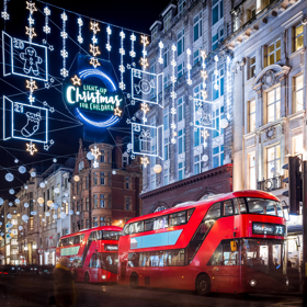 Procházka po oxford street je jako výprava do jiné, kouzelné krajiny.
