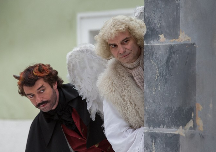 Anděl Páně 2
Pokračování oblíbené pohádky Anděl Páně se tentokrát odehrává v předvečer svátku svatého Mikuláše a my se znovu můžeme setkat s andělem Petronelem a jeho věčným pokušitelem, čertem Uriášem. Ten začne Petronela ponoukat, že stačí utrhnout jablíčko ze stromu Poznání a bude vědět to, co ví jen Bůh! V potyčce se vzácné ovoce skutálí až na Zemi a Petronel s Uriášem ho musí najít! Než se jim podaří jablko najít a vrátit tam, kam patří, bude třeba zažít velké dobrodružství a projít několika nebezpečnými situacemi.
Anděl Páně 2
Pokračování oblíbené pohádky Anděl Páně se tentokrát odehrává v předvečer svátku svatého Mikuláše a my se znovu můžeme setkat s andělem Petronelem a jeho věčným pokušitelem, čertem Uriášem. Ten začne Petronela ponoukat, že stačí utrhnout jablíčko ze stromu Poznání a bude vědět to, co ví jen Bůh! V potyčce se vzácné ovoce skutálí až na Zemi a Petronel s Uriášem ho musí najít! Než se jim podaří jablko najít a vrátit tam, kam patří, bude třeba zažít velké dobrodružství a projít několika nebezpečnými situacemi.