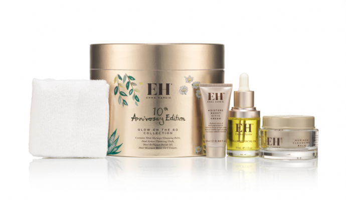 Dárková sada Glow on the go colletion Emma Hardie
Mějte zářivou pleť nejen na Vánoce. Sada britské značky Emma Hardie obsahuje ikonické produkty značky, jako je pleťový olej nebo oceňovaný odličovací balzám.
Cena: 1850 Kč, prodává Vavavoom
Dárková sada Glow on the go colletion Emma Hardie
Mějte zářivou pleť nejen na Vánoce. Sada britské značky Emma Hardie obsahuje ikonické produkty značky, jako je pleťový olej nebo oceňovaný odličovací balzám.
Cena: 1850 Kč, prodává Vavavoom