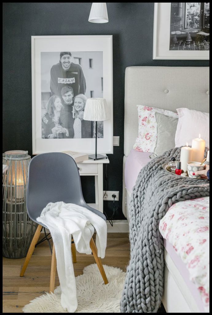 Fotografie dětí nesmí v ložnici chybět. Tmavá stěna nad světlým čelem postele působí uklidňujícím dojmem. 
