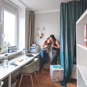 Ester i Amélie měly dost přesnou představu, jak by měl jejich společný pokoj vypadat. Rozhodně nechtěly, aby byl prvoplánově dívčí a růžový, spíš měl být seversky barevný.
