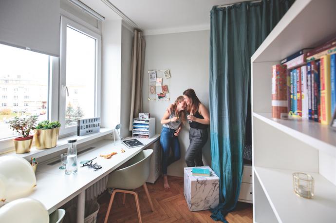 Ester i Amélie měly dost přesnou představu, jak by měl jejich společný pokoj vypadat. Rozhodně nechtěly, aby byl prvoplánově dívčí a růžový, spíš měl být seversky barevný.
