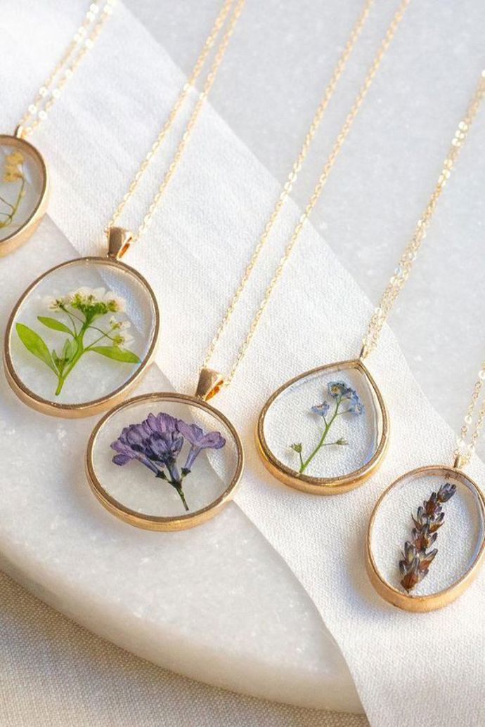 Nejen stěny domu, ale také vás mohou zdobit sušené květiny schované ve skleněném medailonku. Foto: marcasitejewelry.top
Nejen stěny domu, ale také vás mohou zdobit sušené květiny schované ve skleněném medailonku. Foto: marcasitejewelry.top